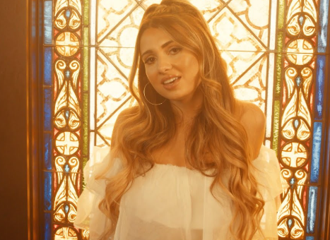 makna-lagu-love-makes-you-blind-rebecca-black