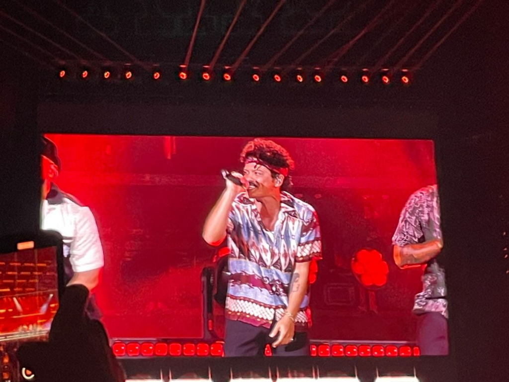 Bruno Mars Nuansa Romantis Kembali Getarkan Hati Penggemar