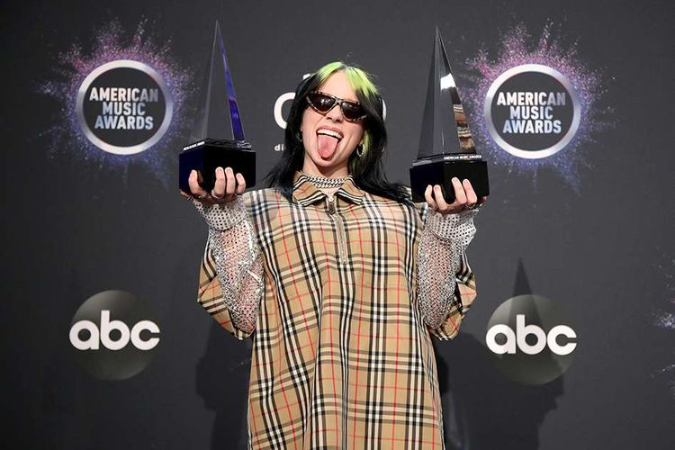 Penyanyi Billie Eilish Raih Penghargaan Musisi Termuda